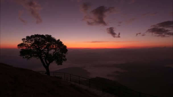 随着时间的流逝 山中的夕阳西下 浓雾飞扬 — 图库视频影像