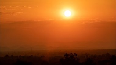 Renkli dramatik gökyüzünün Sunrise 'da bulutla hızlandırılması. Güneş arkaplanlı bulutlu..