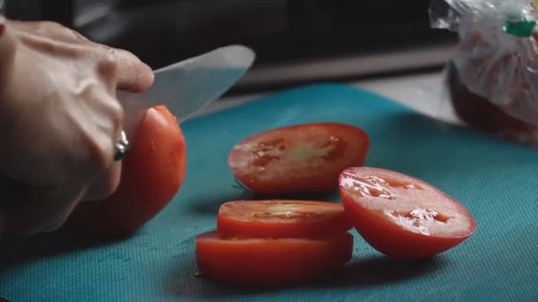 Zbliżenie Męskiej Ręki Cięcia Pomidorów Desce Tnącej Ostrym Nożem — Wideo stockowe