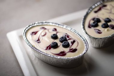 Yaban mersinli pasta taze kremalı peynir tatlısı.