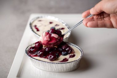 Yaban mersinli pasta taze kremalı peynir tatlısı.