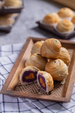 Kızarmış Çin hamur işi için Puf böreği hazırlığı.