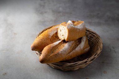 Tahta ekmek tahtasında taze ev yapımı dilimlenmiş Fransız ekmeği.