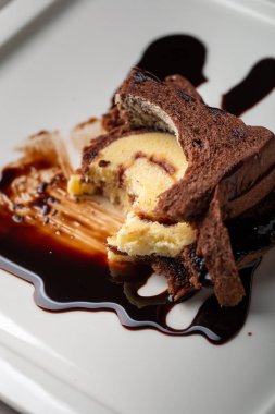Çikolata soslu reçelli ekmek..