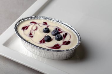 Yaban mersinli pasta taze kremalı peynir tatlısı.