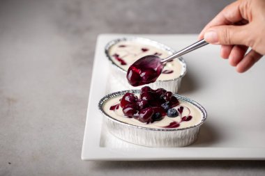 Yaban mersinli pasta taze kremalı peynir tatlısı.