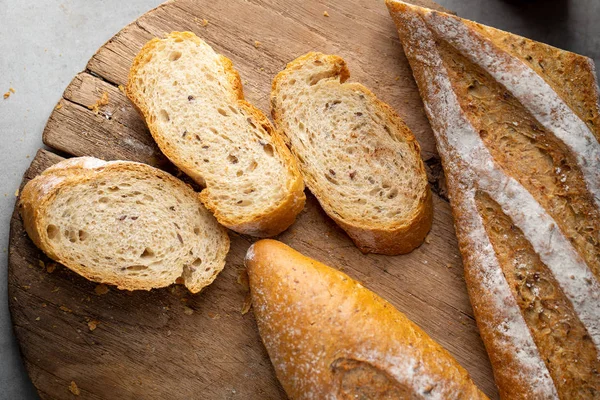 Pão Francês Fatiado Caseiro Fresco Baguete Placa Pão Madeira — Fotografia de Stock