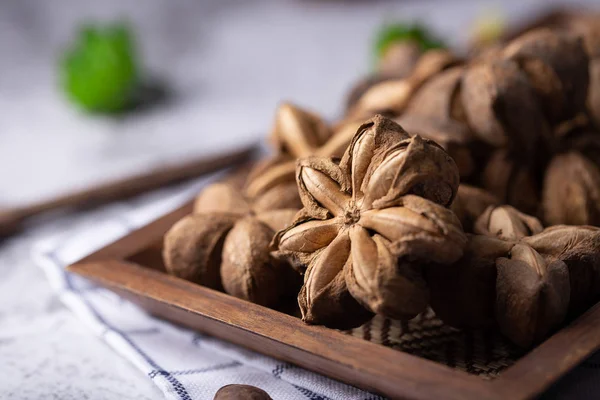 Bir yığın kurutulmuş Sacha Inchi fındığı. Işık stüdyosunun doğal arka planı.