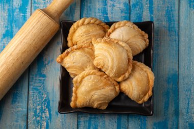 Tahta masada ev yapımı körili tavuk.
