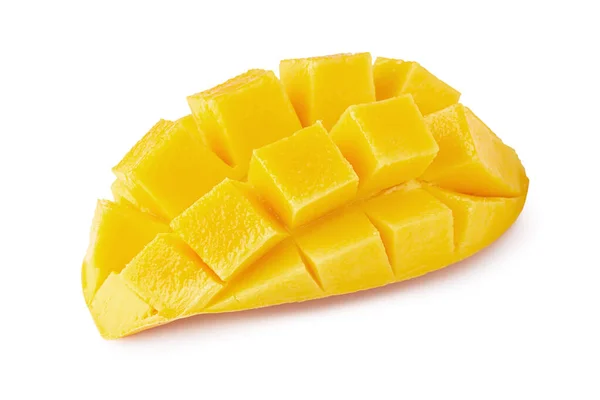 Cubos y rodajas de mango Aislados sobre fondo blanco — Foto de Stock