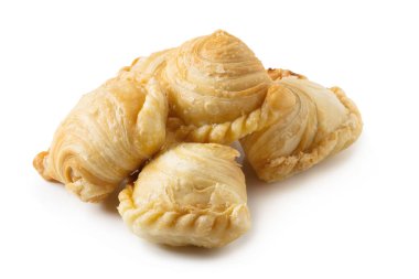 Beyaz arka planda izole edilmiş ev yapımı körili tavuk..