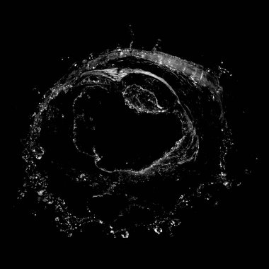 siyah bir arka plan üzerinde izole su.