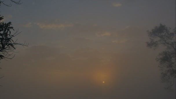 Time lapse du lever du soleil avec dramatique coloré 