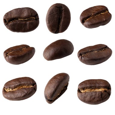 Kızarmış kahve çekirdekleri beyaz arka planda izole edilmiş.