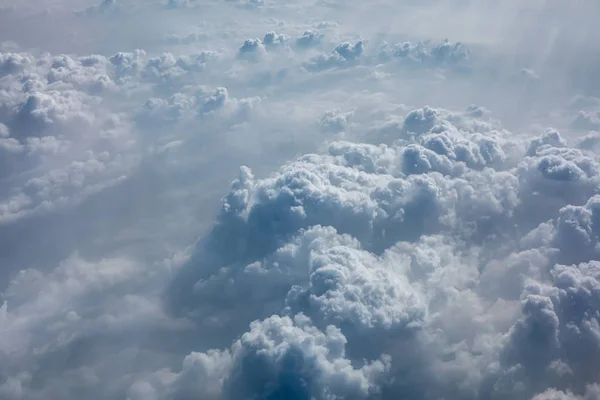 Dramático Blanco nubes esponjosas en el cielo —  Fotos de Stock