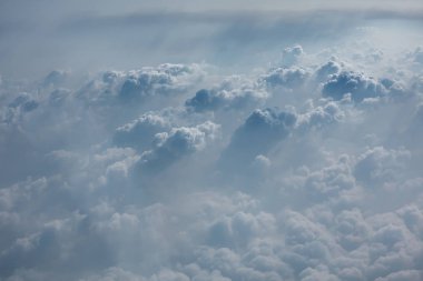 Gökyüzünde dramatik beyaz kabarık bulutlar