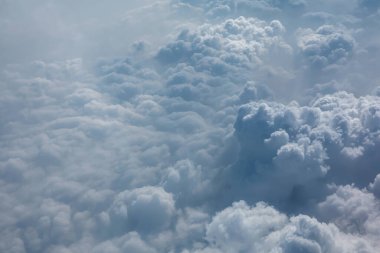 Gökyüzünde dramatik beyaz kabarık bulutlar