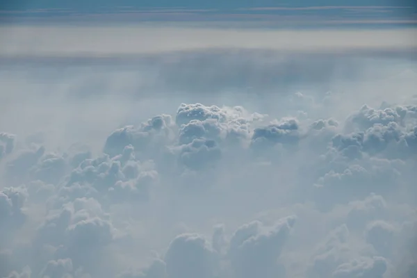 Dramatyczne białe puszyste chmury na niebie — Zdjęcie stockowe