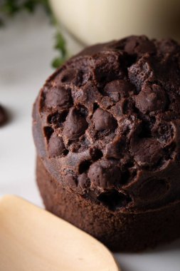 Kahvaltıyı taze çikolatalı kek ve sütle kapat..