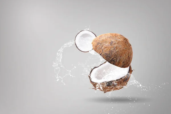Брызги воды на кокосы на белом фоне — стоковое фото