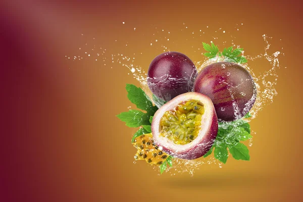 Wasserspritzer der Passionsfrucht auf rotem Hintergrund — Stockfoto