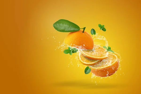 Wasser Spritzt Auf Frisch Geschnittene Orangen Obst Auf Orange Hintergrund — Stockfoto