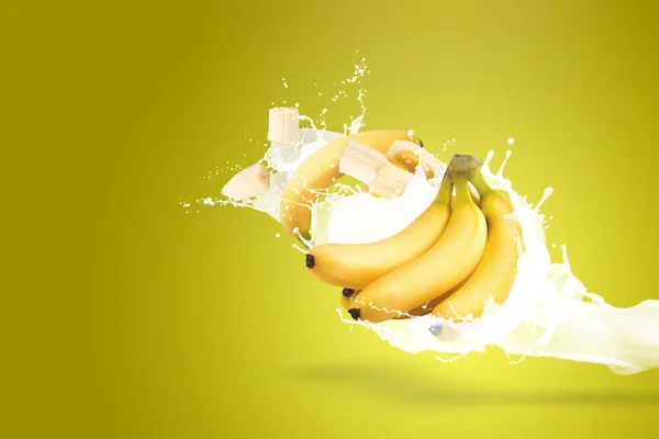 Bananes Éclaboussures Lait Isolées Sur Fond Jaune — Photo
