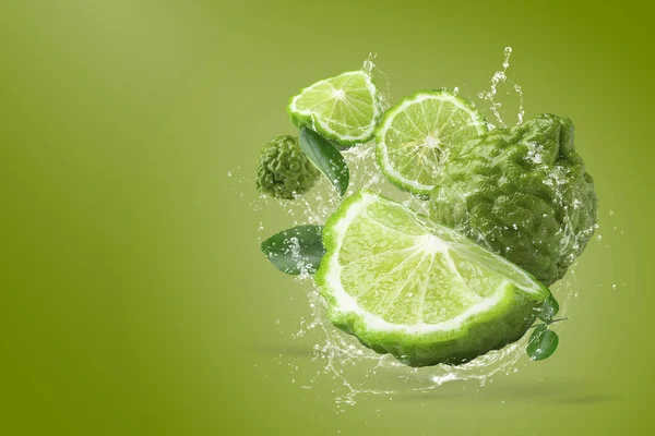 Wasser Spritzt Auf Bergamotte Auf Grünem Hintergrund — Stockfoto