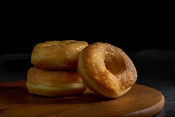 Пончики Сахаром Деревянной Тарелке Темном Фоне Стола — стоковое фото