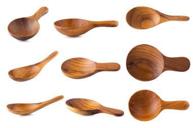 Tahta kaşık beyaz arka planda izole edilmiş..