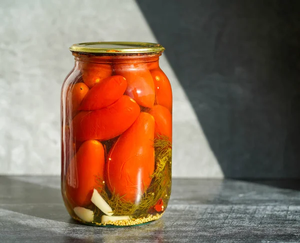 Konservering Tomater Bär Liten Röd Stuga Bank Mat — Stockfoto