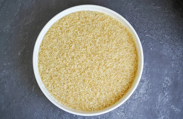 Comer Saudável Tigela Madeira Com Arroz Cozido Vapor Fundo Concreto — Fotografia de Stock