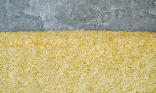 Gri arka planda buharda pişmiş pirinç. Metnin için alanı kopyala. Üst görüş, yüksek çözünürlüklü ürün. Sağlıklı yeme kavramı