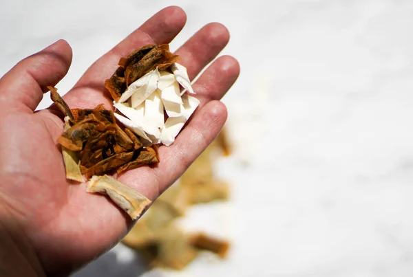 Adamın biri bir avuç dolusu İsveç nikotini, snus....