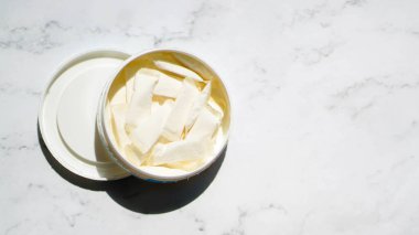 Bir kutu Snus, nemli toz tütün ürünü. İsveç Snus, Çiğneme Tütünü, İsveç nikotini, Çiğneme Tütünü, İsveç Tütünü.