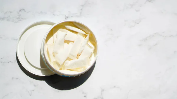 Bir kutu Snus, nemli toz tütün ürünü. İsveç Snus, Çiğneme Tütünü, İsveç nikotini, Çiğneme Tütünü, İsveç Tütünü.