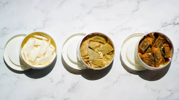 Üç kutu Snus, ıslak toz tütün ürünü. İsveç Burnu, Çiğneme Tütünü, İsveç Nikotini, Çiğneme Tütünü, İsveç Tütünü.