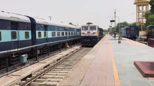 Delhi Indien Mars 2020 Mumbai Rajdhani Tåget Kommer New Delhi — Stockvideo