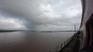 Mumbai yerel treni köprüden geçiyor. Naigaon 'dan Bhayandar' a. Mumbai Hindistan.
