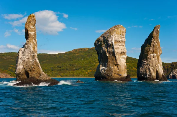 Tres Hermanos Rocas Avachinskaya Bay Kamchatka — Foto de Stock
