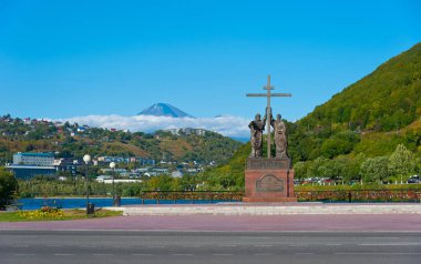 Petropavlovsk-Kamçatsky, Kamçatka 'dan Peter ve Paul ve Avachinsky yanardağının manzarası.