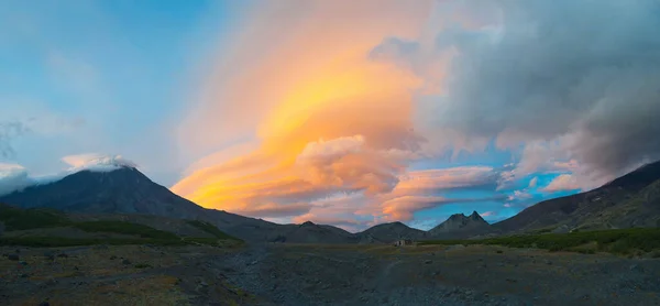 Koryak volkanı üzerinde gün batımı, Avachinsky geçidi, Kamçatka.