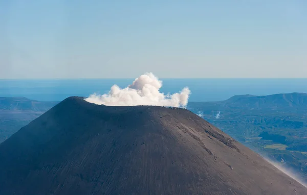 Een Actieve Vulkaan Beschoten Vanuit Een Helikopter Kamchatka — Stockfoto