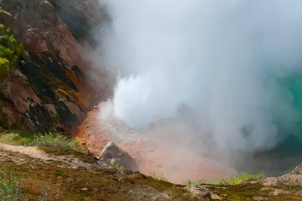 Извержение Гейзера Долине Гейзеров Камчатка — стоковое фото
