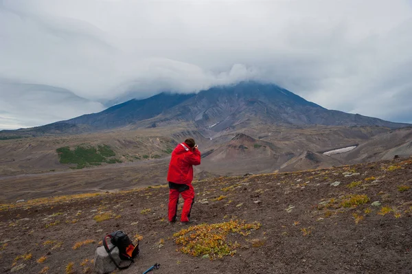 Der Fotograf Fotografiert Den Wolkenverhangenen Vulkan Korjak Kamtschatka — Stockfoto