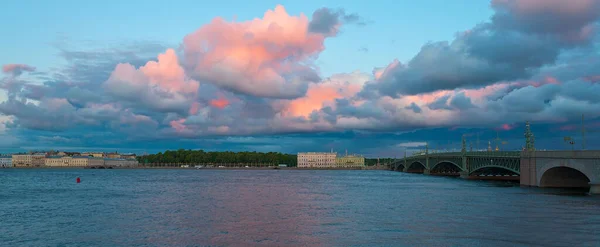夕方のトロイツキー橋とネヴァ川 サンクトペテルブルク — ストック写真