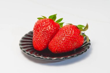 #Art 'ı kilitleyin. Bir tabakta iki çilek.. 