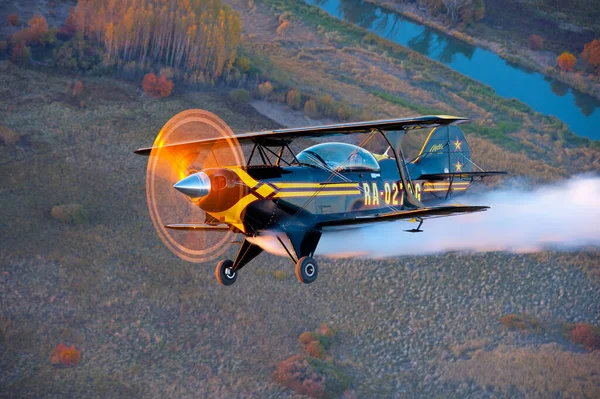 Pitts S-2B uçağı uçuyor.. 