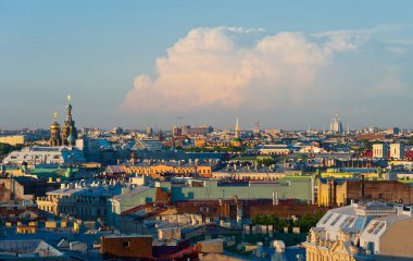 Saint-Petersburg, St. Isaac Katedrali 'nin sütunundan manzara. 