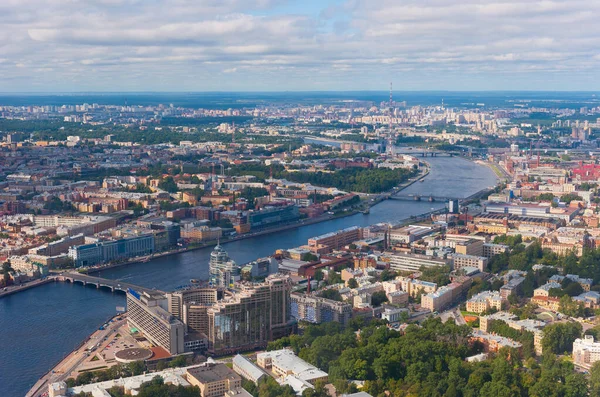 San Petersburg, Bolshaya Nevka nehrinin helikopterinden görüntü.